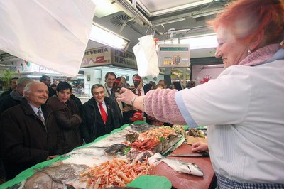 Els paradistes del Mercat de Fleming han acordat ampliar l'horari d'obertura progressivament. Ara ja obren dijous i divendres de 8h a 20h..