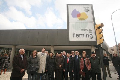 Les autoritats, davant de la façana del nou mercat..
