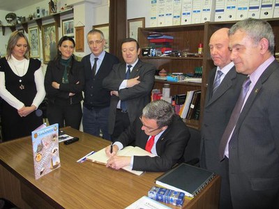 Foto 2. Prèviament, Àngel Ros ha signat al Llibre d'Honor del Centro Galego.
