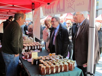 L'alcalde, saludant els paradistes.