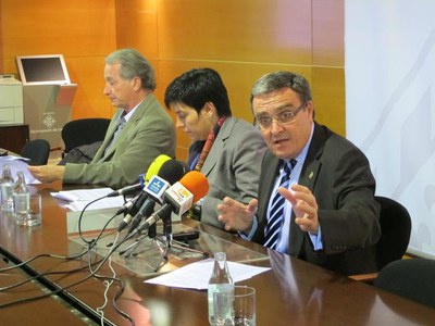 L'alcalde, acompanyat de la 1a tinenta d'alcalde Marta Camps, han presentat el projecte del nou eix viari, que aprovarà demàla Junta de Govern Local..