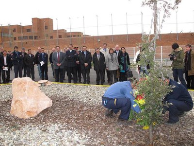 Foto 2. Després de la Missa, s'ha fet una ofrena floral al monument en record als bombers que no han tornat.