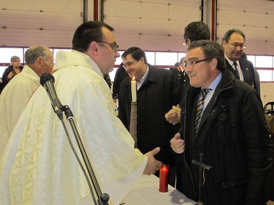 Foto 3. Ros saludant el mossèn Manel Mercader, qui ha oficiat l'eucaristia.