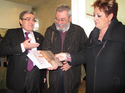 Foto 2. Ros ha obsequiat Méndez amb un llibre sobre la ciutat.