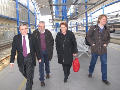 Foto 4. El paer en cap i Rosa Palau han anat a l'estació a rebre el dirigent sindical.