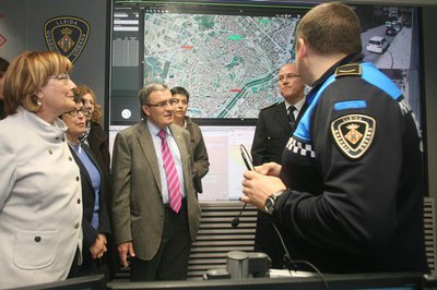 2. L'alcalde de Lleida, en el recorregut per les noves dependències de la Guàrdia Urbana..