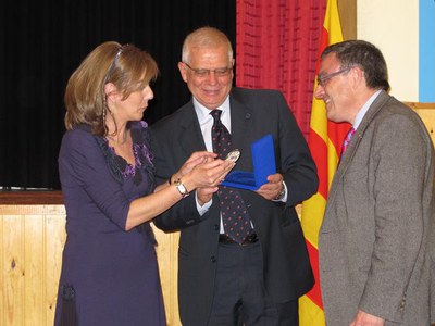 Foto 2. La directora de l'IES Màrius Torres, Celia Calvo, ha entregat la medalla a J.Borrell, acompanyat de l'alcalde de Lleida.
