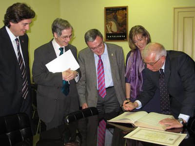 Foto 3. Abans de l'acte de lliurament de la medalla, Borrell ha recollit el títol de batxiller que es va treure en aquest centre educatiu.
