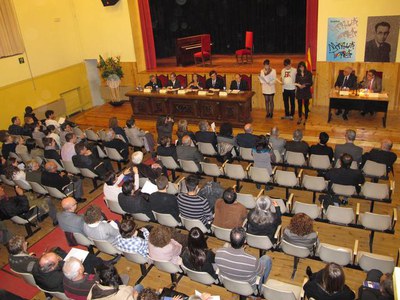 Foto 4. L'acte, celebrat a la sala d'actes de l'Institut, ha comptat amb la presència d'una destacada representació del món polític, social i educati….