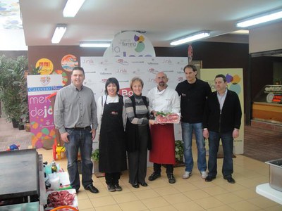 Foto 2. El tast de carn s'ha organitzat després que aquest mes de març s'inaugurés el remodelat mercat de Ronda Fleming.