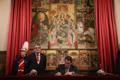 Foto 2. Mas ha signat en el Llibre d'Honor de l'Ajuntament de Lleida.
