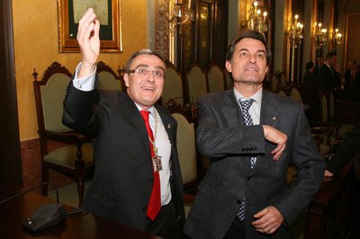 Foto 3. Ros ha mostrat al President alguns detalls del Saló de Plens com la Carta de Població de la ciutat.