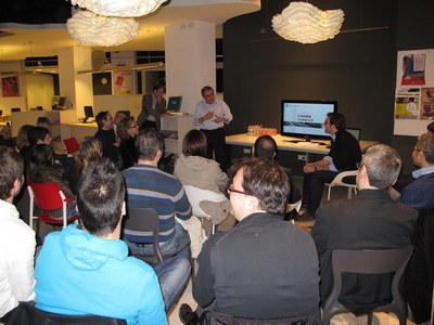 Foto 2. Els assistents a la trobada han debatut els avantatges que ofereixen les noves tecnologies, així com també les seves mancances.