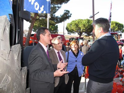 Foto 4. Durant el recorregut que han fet per la fira, la comitiva ha saludat els diferents expositors.