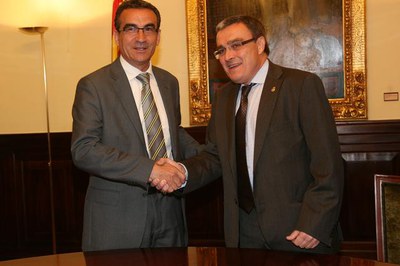 2. Jaume Gilabert i Àngel Ros, després de signar l'acord..