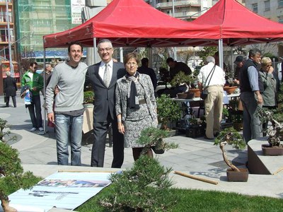 Foto 2. Montse Parra també s'ha passejat per l'exposició acompanyada de Josep Bellera, president de l'Associació de Comerciants de la Zona Alta de Ll….