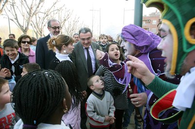 Foto 2. Un grup d'animació ha ambientat l'estrena de la reurbanització d'aquesta nova rambla de Pardinyes.