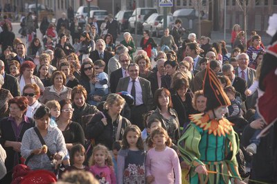 Foto 3. Els veïns del barri han assistit a la inauguració del nou passeig.