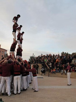 Foto 4. Els Castellers de Lleida han fet tres pilars en una actuació especial per a l'estrena del parc.