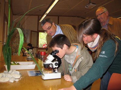 Foto 2. L'alcalde de Lleida ha visitat els diferents tallers que s'hi desenvolupaven, com el científic.