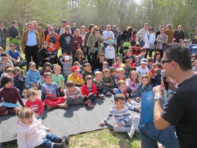 Foto 3. L'espai del conta contes ha estat un dels més freqüentats pels nens i nenes que han anat al parc a celebrar el dia de l'aigua.