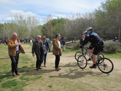 Foto 3. Els agents que van amb bicicleta actuaran principalment en els espais naturals de la ciutat, com parcs i jardins.