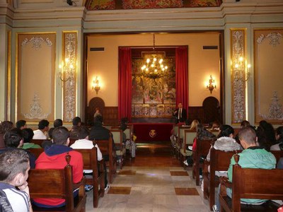 Foto 2. Els alumnes han pogut veure el Saló del Retaule així com també el Saló de Sessions i el Museu, entre altres.