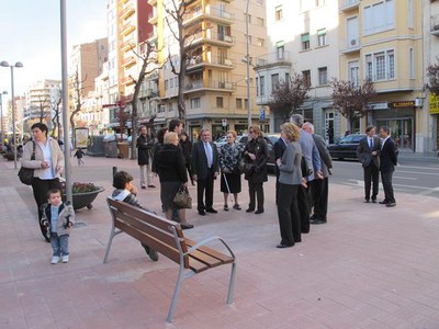 A la nova vorera s'hi ha instal·lat mobiliari urbà.