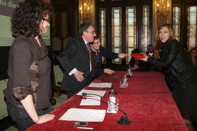 Fotografia de l'alcalde de Lleida, amb un dels guardonats.