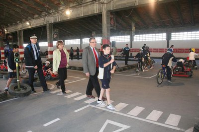 4. L'alcalde de Lleida, amb la regidora Sara Mestres, l'intendent Josep Ramon Ibarz i alguns dels infants que participen en l'activitat del Parc de T….