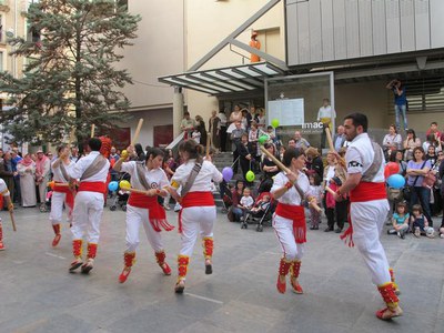 Foto 3. El ball de bastons dels bastoners del Pla de l'Aigua és una de les moltes actuacions que s'han fet durant el dia d'avui.
