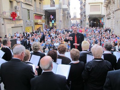 Foto 2. La plaça Paeria s'ha omplert de gom a gom per escoltar les 17 corals lleidatanes que han participat en el concert.
