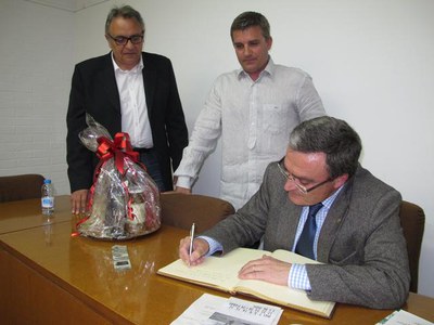 Foto 2. L'alcalde ha signat en el Llibre d'Honor de l'Ajuntament d'Arbeca.