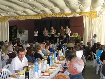 Foto 4. El dinar de germanor ha aplegat més de 500 persones al local social de la Partida d'Arques de Rufea.