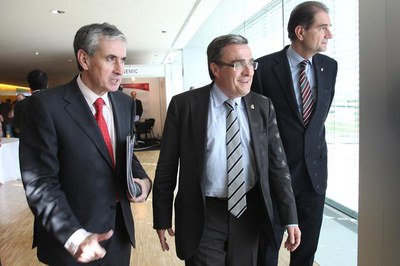 El ministre Ramón Jaúregui, acompanyat de l'alcalde de Lleida i del president de la Diputació de Barcelona, Antoni Fogué, ha visitat la Llotja, el Pa….
