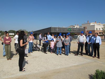 Foto 3. Una ambientòloga ha estat l'encarregada de conduir la visita per les diferents reconstruccions ambientals de boscos.