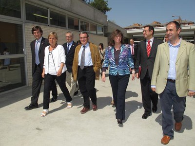 Foto 2. El paer en cap i la consellera han visitat les instal·lacions abans de cloure l'assemblea.