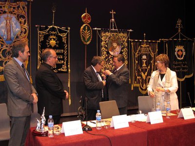 Foto 2. El prior de la Congregació ha imposat l'insígnia d'honor a l'alcalde.