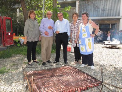 Foto 2. Montse Parra i Sara Mestres han dinat amb els socis de l'AV de la Bordeta.