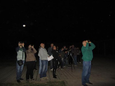 Foto 2. Durant el curs s’han fet observacions astronòmiques de la nit amb telescopis i prismàtics.
