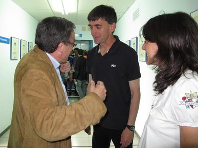 Foto 2. Ros també ha felicitat l'entrenador de l'equip, Emili Vicente.