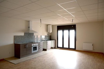 Foto 2. Del total de 14 habitatges de l’edifici, l'EMU té 8 en propietat dels quals se n’’han lliurat les claus de 5 i 3 més estan en tramitació per ….