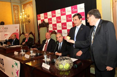 2. L'alcalde ha extret la pilota amb el nom de la jugadora que ha decidit el sorteig..