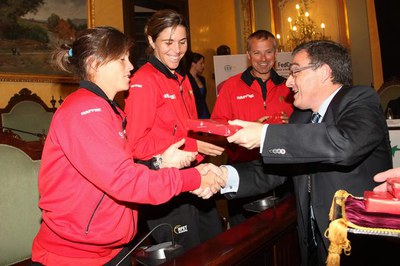 5. Àngel Ros ha lliurat un obsequi institucional a les jugadores franceses i espanyoles..