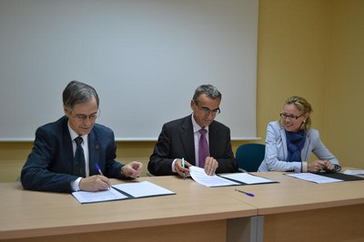 Foto 2. Montse Mínguez en l'acte de signatura del conveni, amb Jaume Gilabert i Joan Viñas.