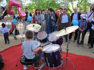 Foto 2. Durant tota la tarda, hi ha hagut als Camps Elisis activitats de tot tipus, com aquest taller de música.