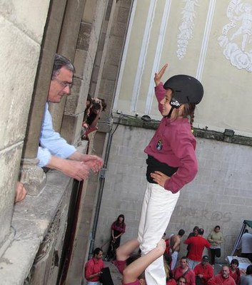 Foto 2. Àngel Ros ha agafat l'enxaneta per cloure l'actuació d'aquesta tarda a la plaça Paeria.