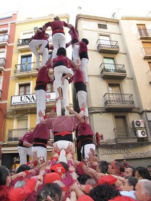 Foto 3. El paer en cap ha fet pinya amb els castellers quan han fet el 4/7 amb agulla.