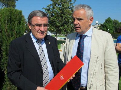 Foto 2. L'alcalde ha saludat el president de la RFET, José Luís Escañuela.