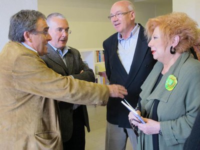 Foto 2. L'alcalde ha saludat, entre altres, l'escriptor Francesc Pascual, encarregat de dirigir unes paraules als assistents a l'esmorzar literari, i….